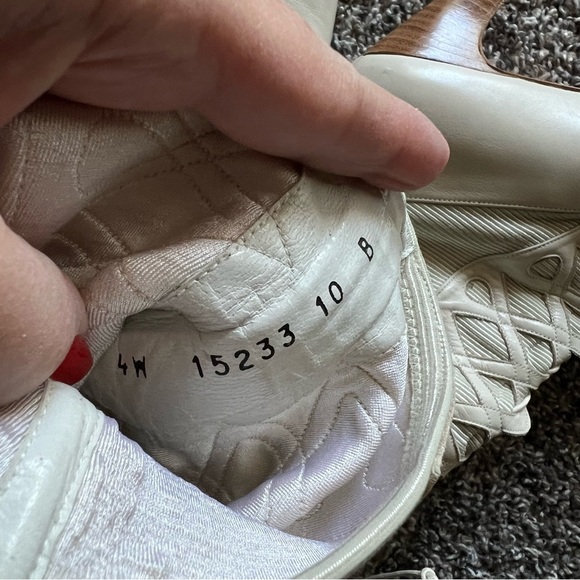 Stuart Weitzman Vintage leather booties, cream, 2.5”kitten heel, size 10 narrow - Picture 8 of 13